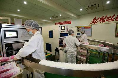 金正恩視察衛生用品工廠 強調質量與設計同步提升，滿足國際標準